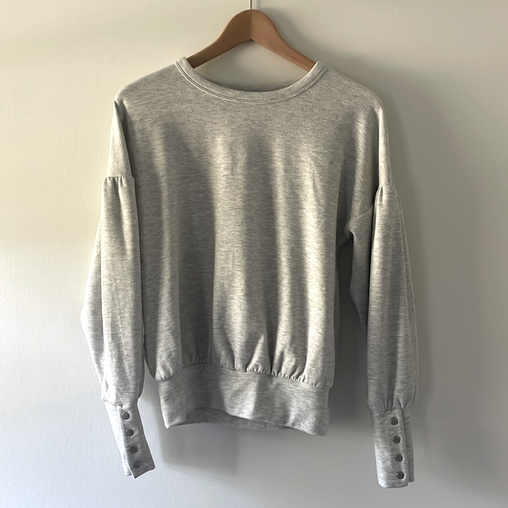 Evereve XS light gray snap cuff top crew sweater